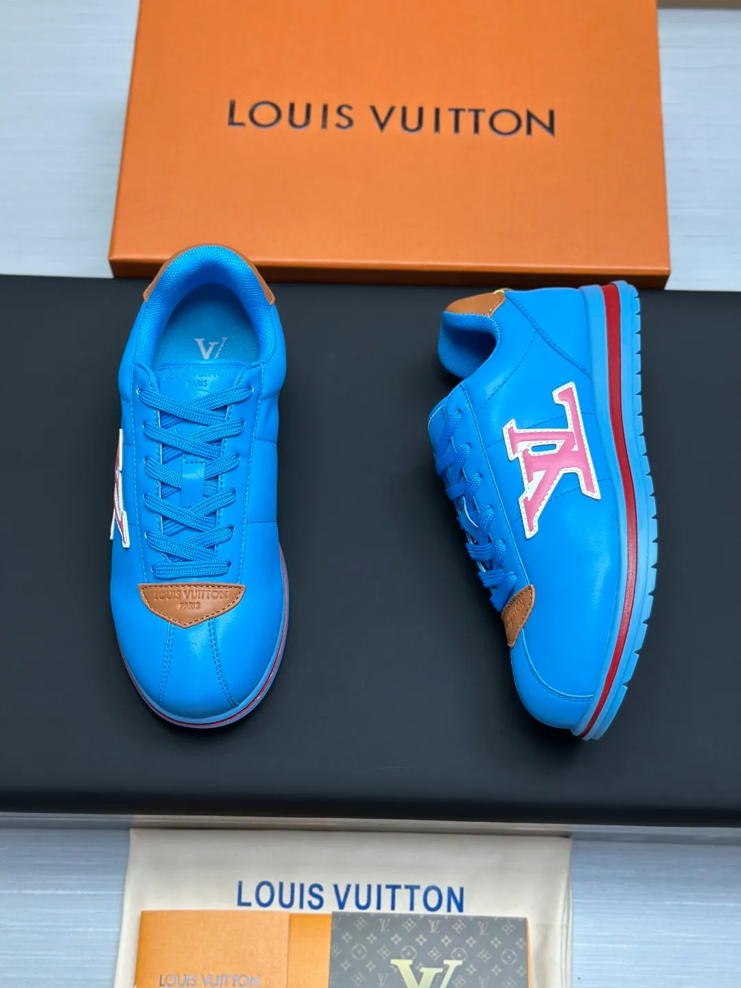 👟👟Ex-factory price 680👟👟 Full set of packaging with airplane box💰Top version LV-Louis Vuitton-classic catwalk new style 1:1 development replica of the original version! ! The upper foot is very comfortable. It is made of luxurious materials and fine workmanship. The midsole is printed with English letters "Made in Europe". The upper is made of calfskin imported from Italy. The side is decorated with the brand's LOGO and signature. The latest latex foot pads and mesh lining make the foot feel super comfortable. The original two-color TPU combination outsole is specially provided by the original factory. Bag technology Goodyear stitched edges Fabric: Exclusive customized first-layer cowhide Accessories: Exclusive private model Vuitton logo, lining: Customized silk mesh lining - first-layer silk cowhide lining Outsole: TPU combination outsole wear-resistant, non-slip and anti-yellowing Foot pads: new latex pads-mesh sweat-absorbent Counter technology: fully computerized sewing machine wire drawing Toe box back cover Hot and cold shaping Full set of pull-top lasts with medium and low logo patterns Special counter packaging - shoelaces, certificate, card, instructions, certificate of quality, dust bag, the most complete packaging on the entire network, women's 35-40 men's 38-46 (38/46 customized, non-refundable! GD9916